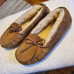 LIKE NEW - UGG Dakota Moccasin (Sz 2)